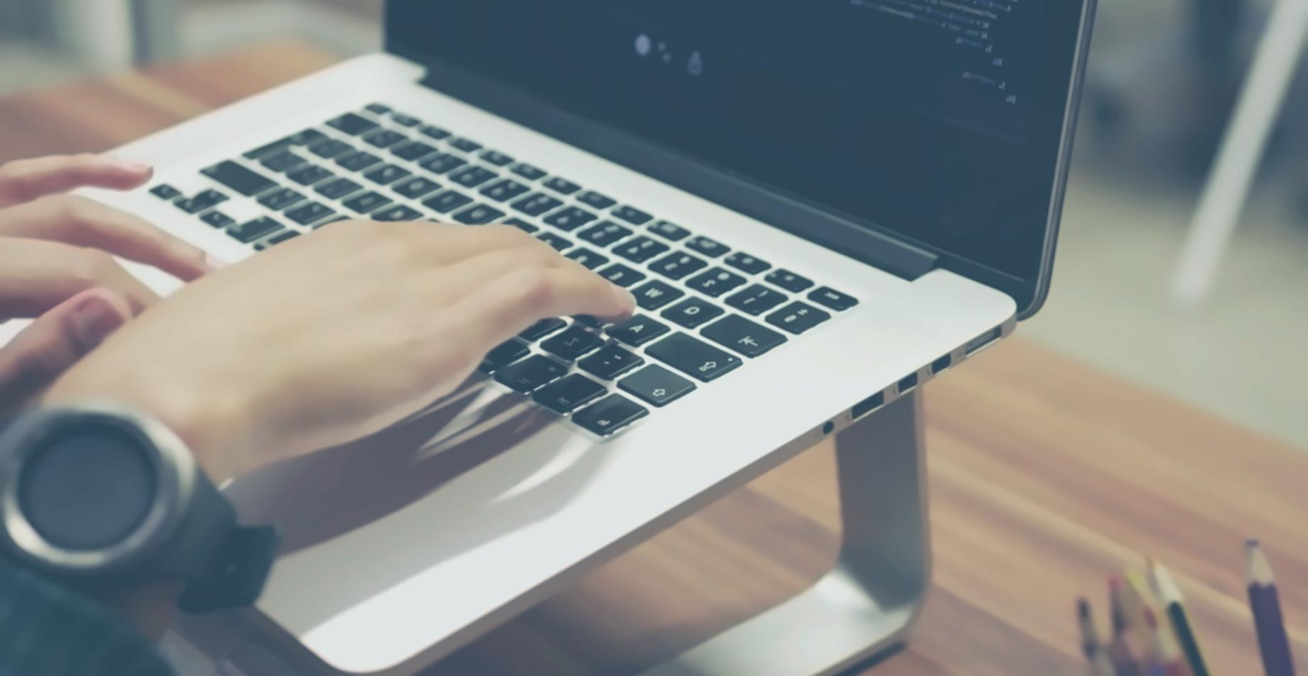 Team bei der Arbeit an KI-Sicherheitslösungen